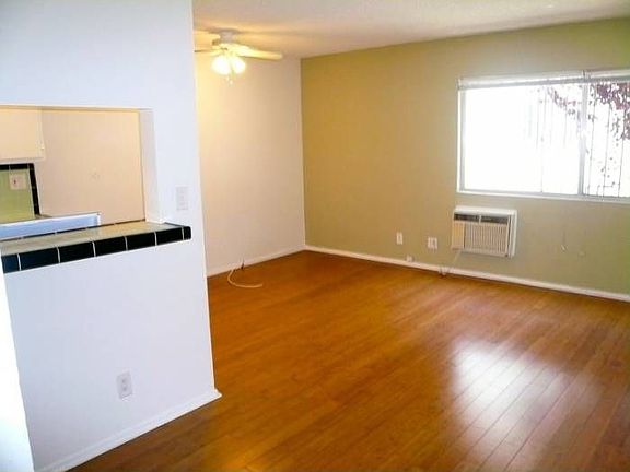Breakfast Bar & Living Rm