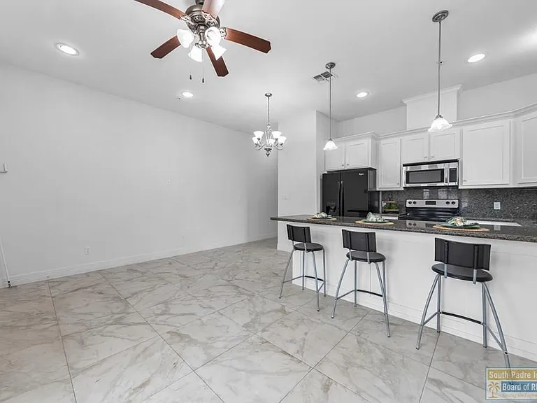 110 E Retama St #4 — Photo 4