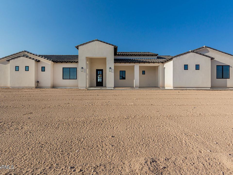 1st image of 748 W Ryan Way