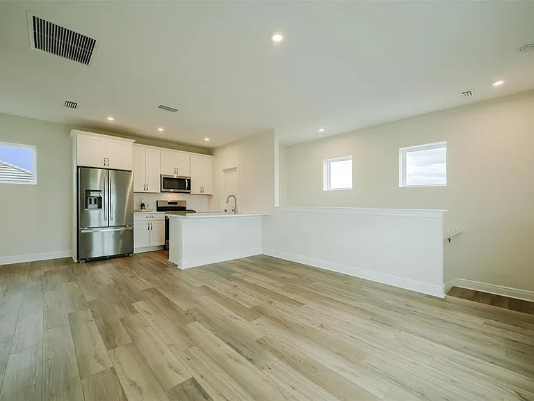 7910 Lake Flores Ave — Photo 4
