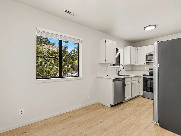 3325 E Lockett Rd — Photo 24