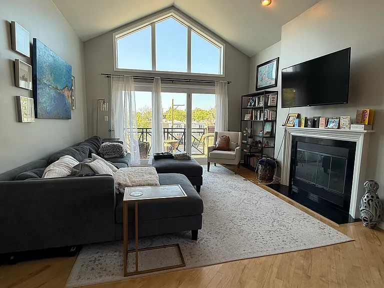 2215 W Augusta Blvd #3E — Photo 1