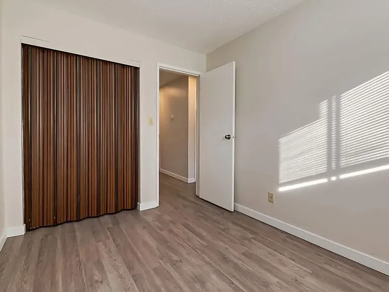 5516 47a Ave #104 — Photo 18