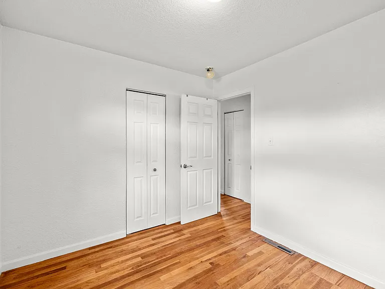 1085 King St — Photo 10