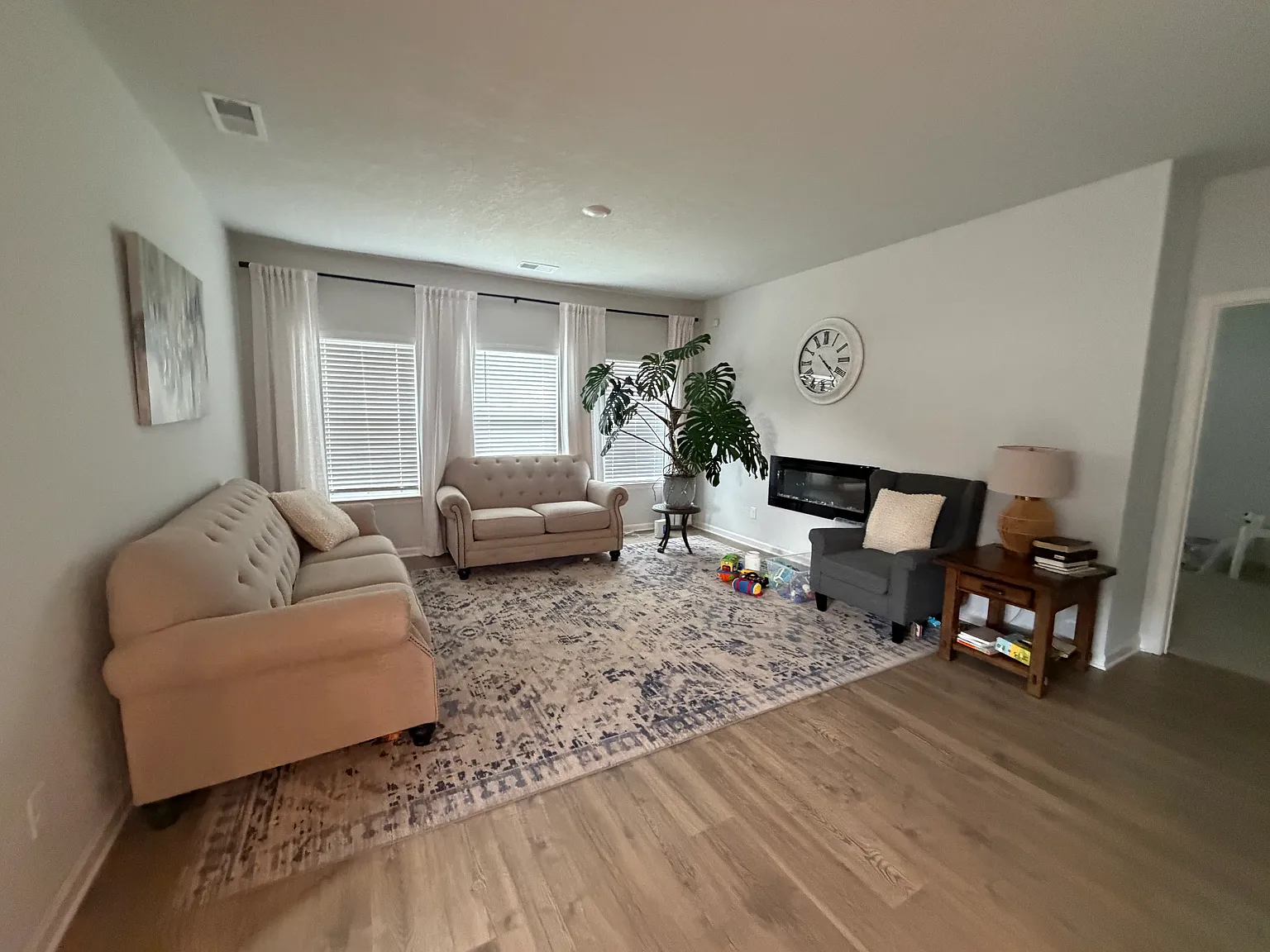 5 bed, 2671 sqft, $2,650 — Photo 2