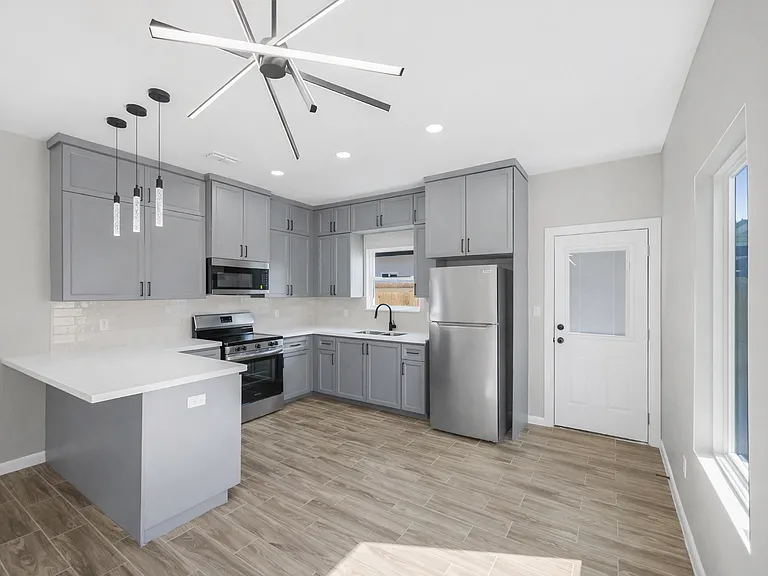 2409 Indian Creek Ave #3 — Photo 2