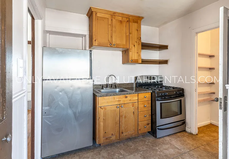 1506 E Redondo Ave — Photo 7