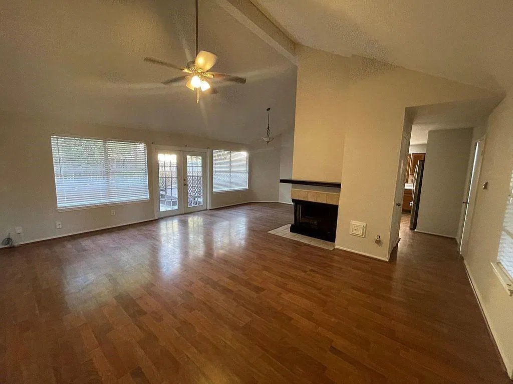 3 bed, 2.0 bath, 1416 sqft, $1,900 — Photo 2