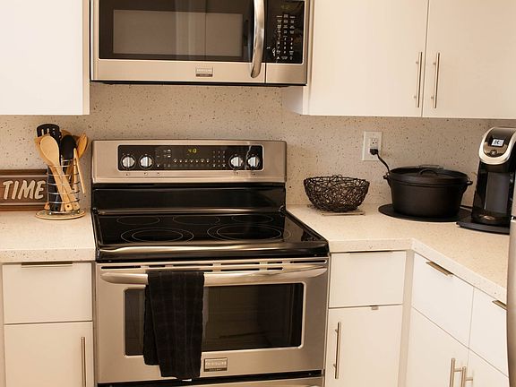 4th image of 2401 NE 36th St APT 105