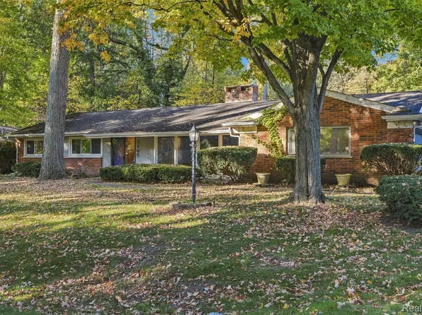 3165 Oakhill Dr, Troy, MI 48084