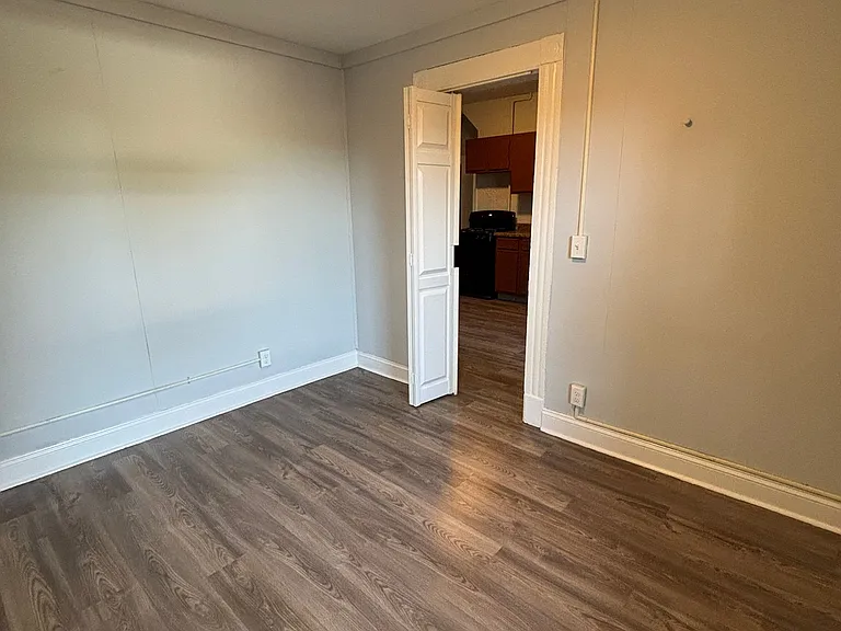 571-573 Howe Ave #573-1 — Photo 5