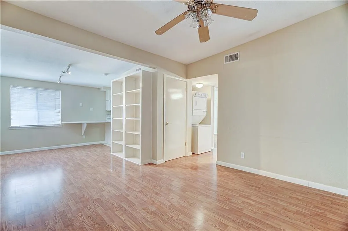 Building Photo - 2408 Longview St #208