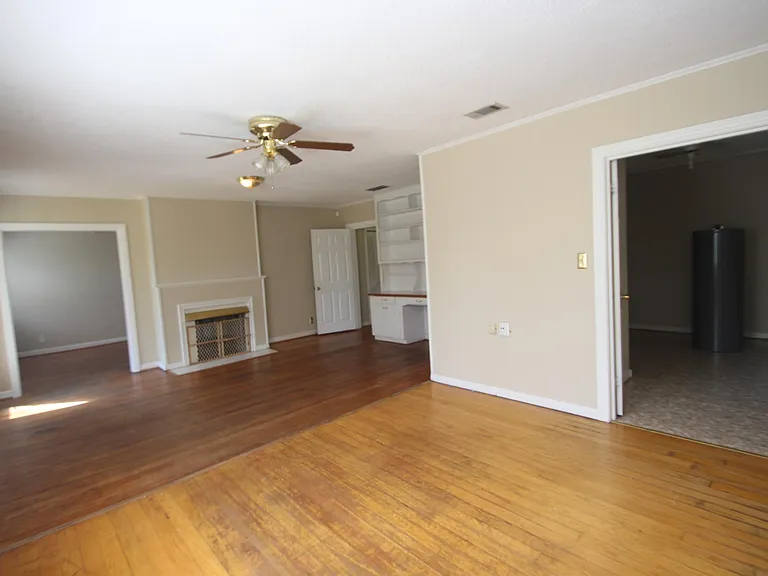 4904 Auburn Dr N — Photo 3