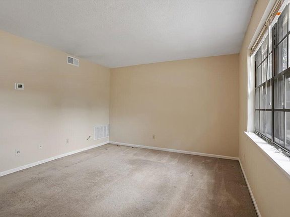 3rd image of 1102 Willow Dr #19