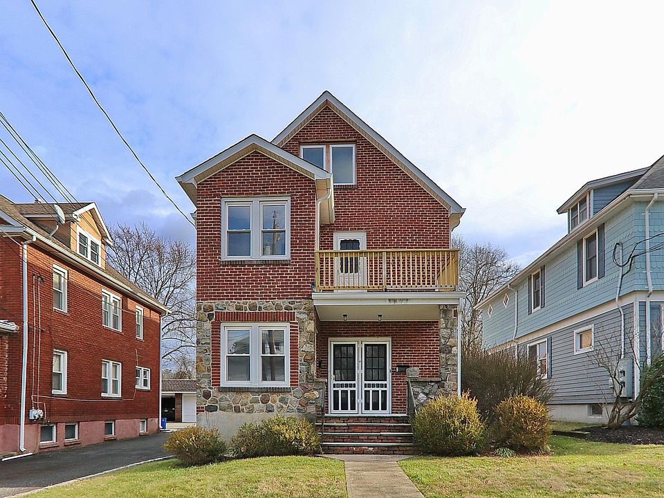 Front View - Unit B has sole use of balcony above entrance