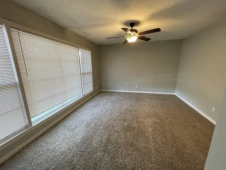 611 E University Dr — Photo 9