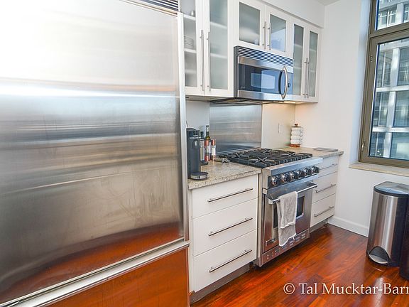 4th image of 1 Morton Sq Unit Penthouse B