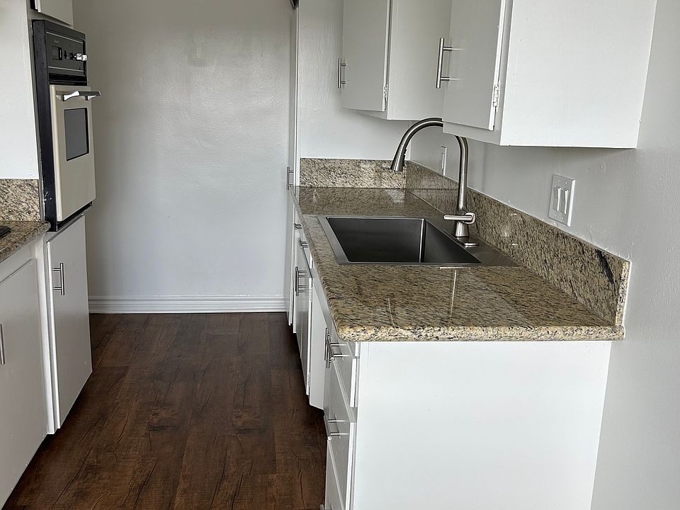 Kitchen sink/cabinets