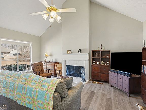 4th image of 35 Summit Dr