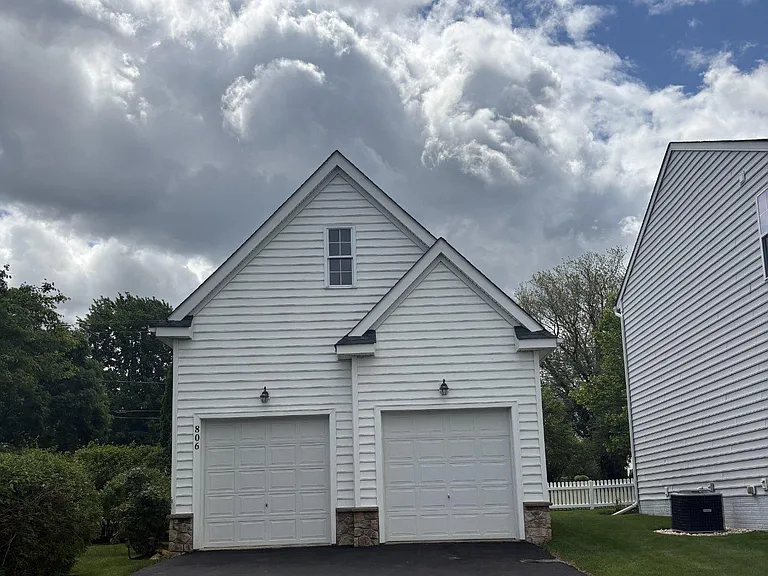806 Wren Ln — Photo 32