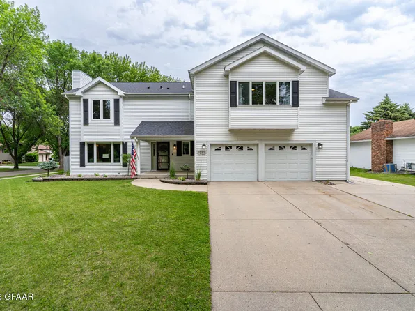 1903 S 38th St, Grand Forks, ND 58201
