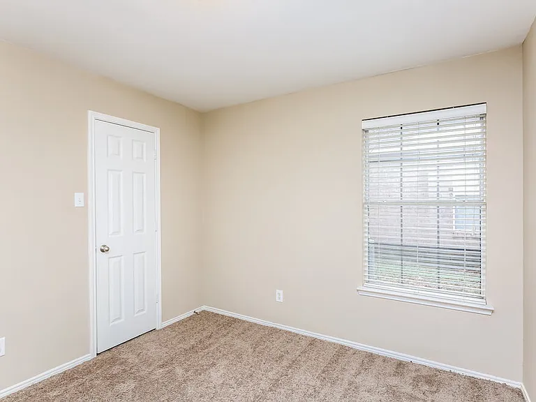 1037 Harriman Dr — Photo 13