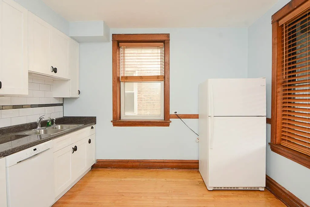 Awesome 2 Bed, 1 Bath at Western + Cornelia (Roscoe Village) — Photo 4