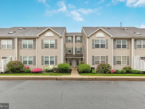 6 Horseshoe Dr, Douglassville, PA 19518
