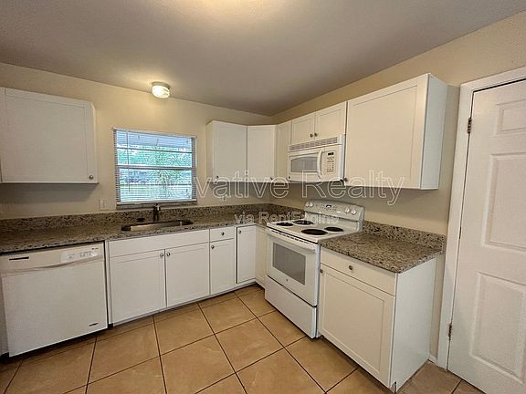 5th image of 2441 Fifeshire Dr
