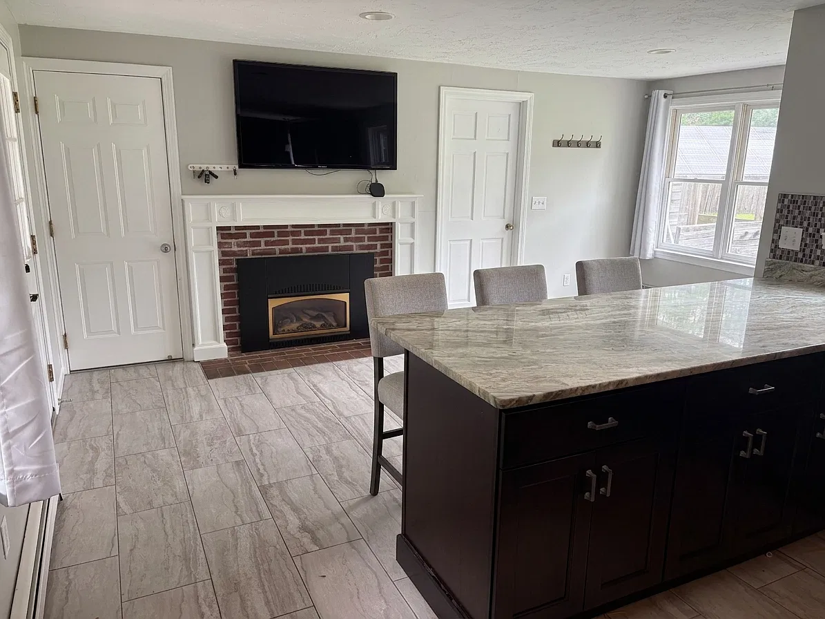 4 bed, 2.5 bath, 3713 sqft, $5,000 — Photo 4