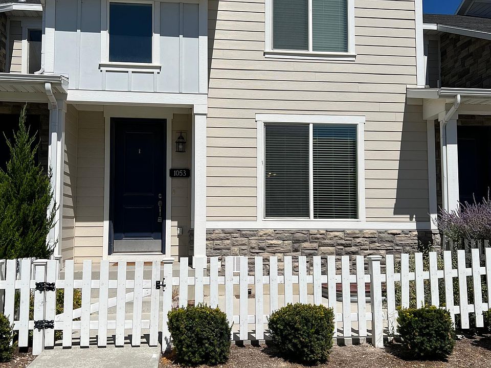 1st image of 1053 W Painted Horse Ln