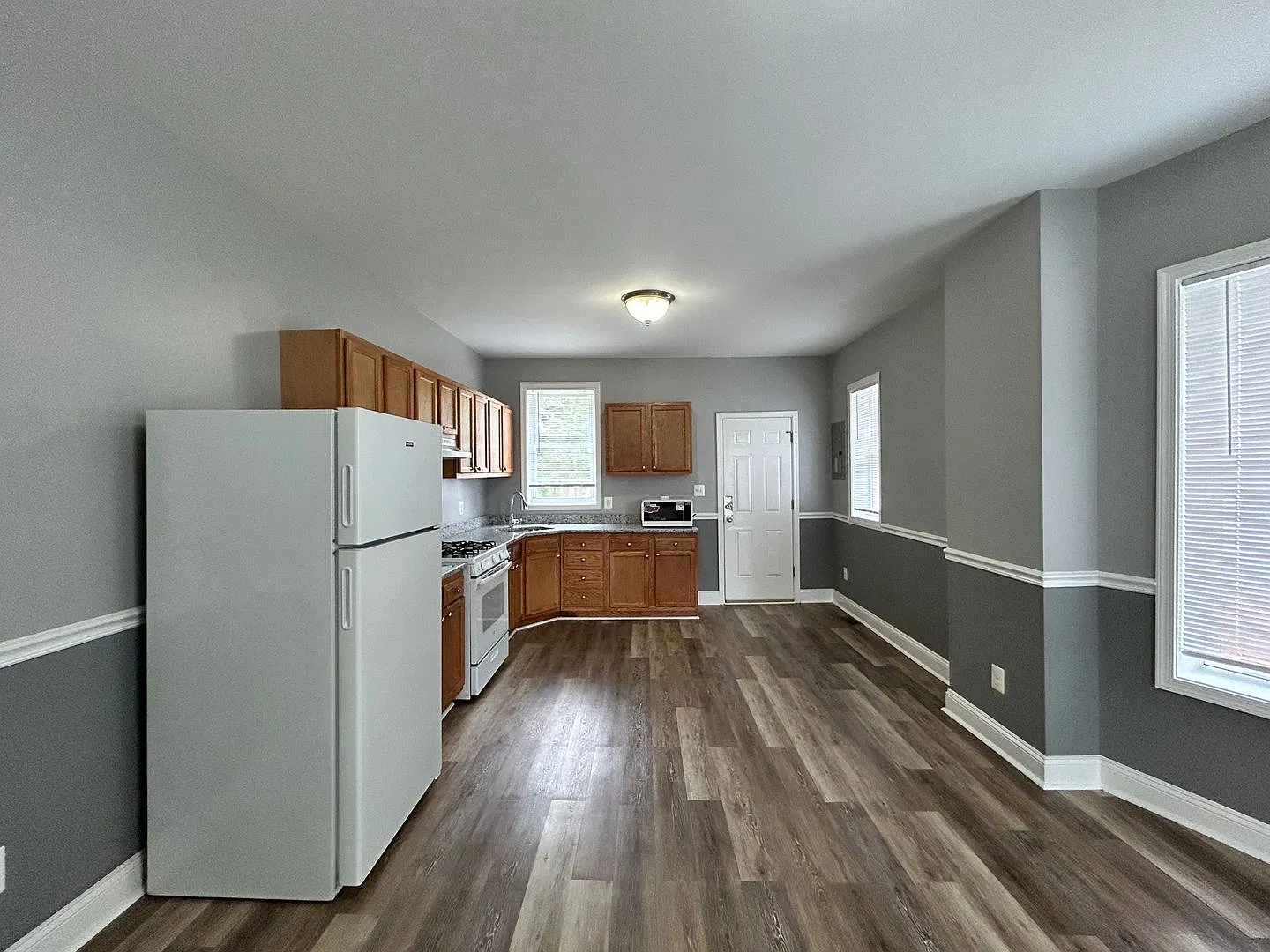 Baltimore - 2 bedrooms and 1 bath Available! — Photo 2