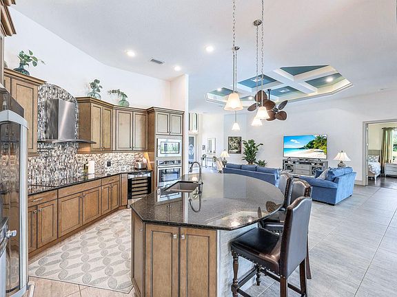 3rd image of 616 Somerset Ct