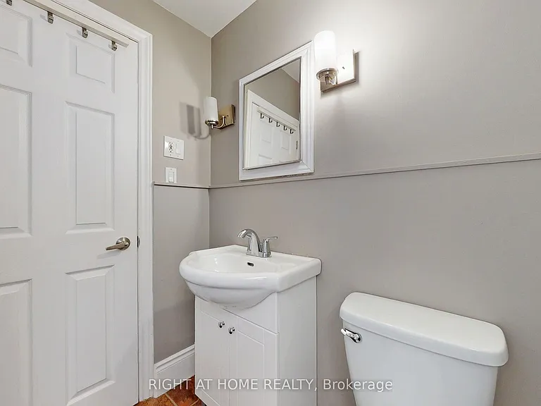 255 Lakeshore Rd E #A — Photo 28