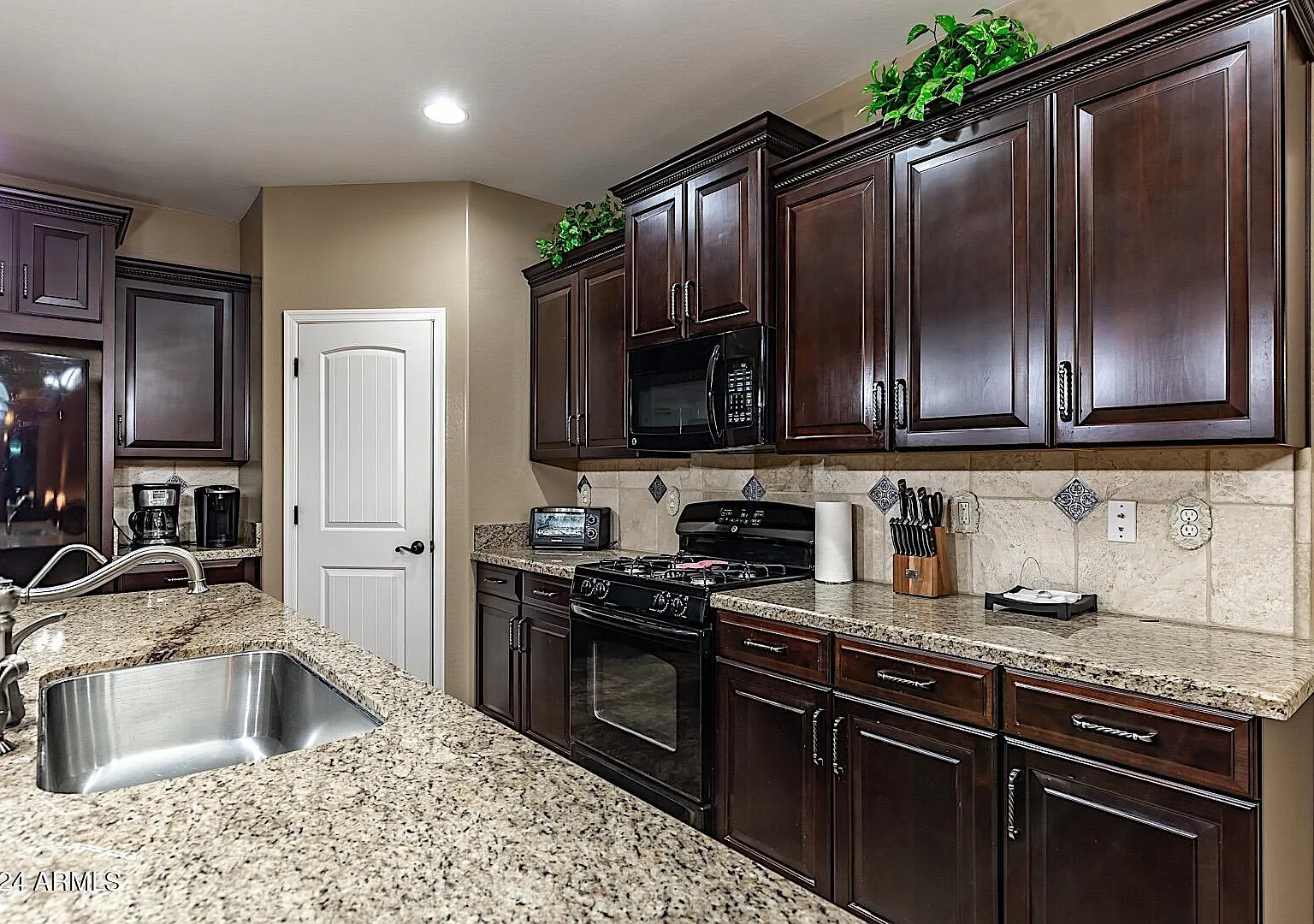 3 bed, 2.5 bath, 1975 sqft, $2,800 — Photo 3