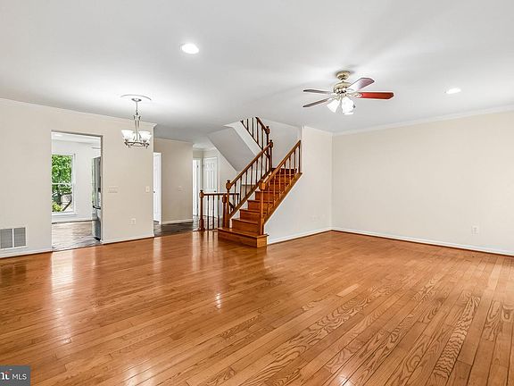 3rd image of 10522 Reeds Landing Cir