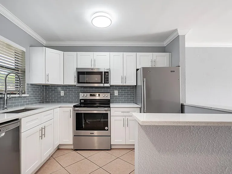 6020 Shakerwood Cir #106 — Photo 2
