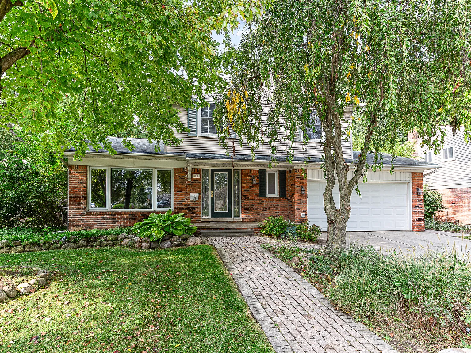 5 bed, 2.5 bath, 2326 sqft, $3,900 — Photo 2