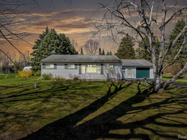 4148 Bennett Lake Rd, Fenton, MI 48430