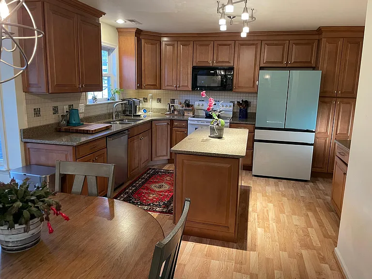 1208 Dunlora Dr — Photo 10