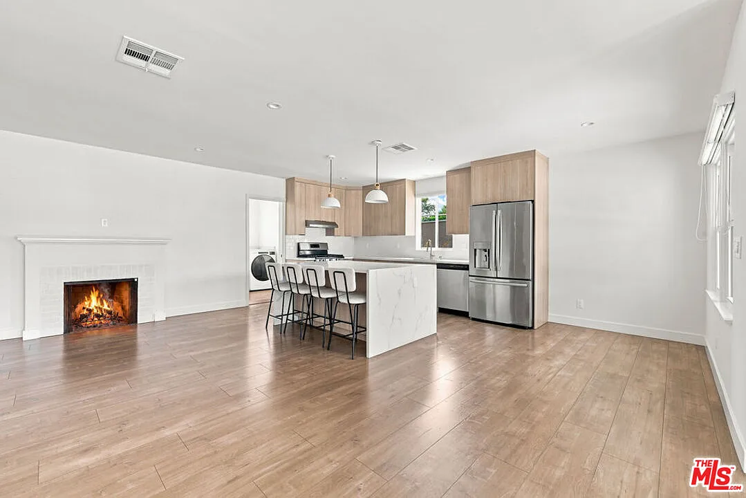 3 bed, 2.0 bath, 1074 sqft, $5,250 — Photo 4