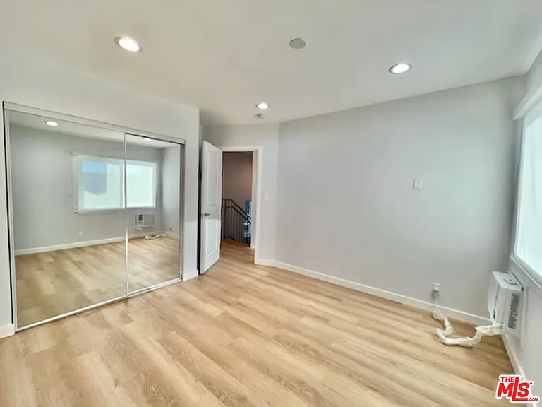901 S Barrington Ave — Photo 16