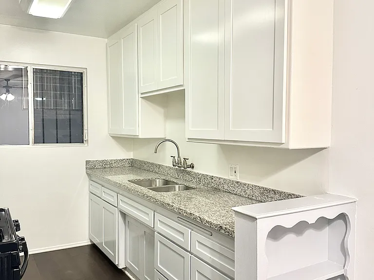 1015 N Edinburgh Ave — Photo 9