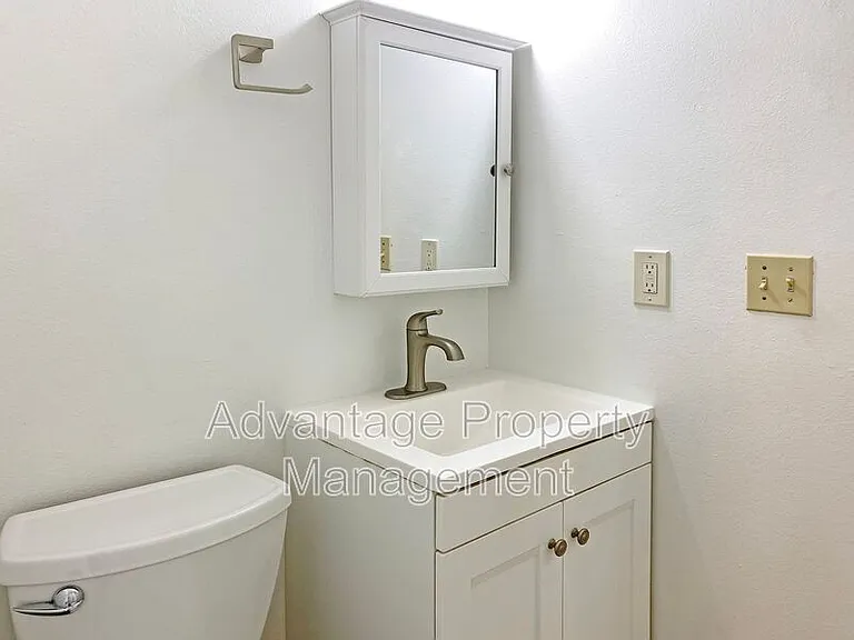 975 NW Garfield Ave #1 — Photo 26