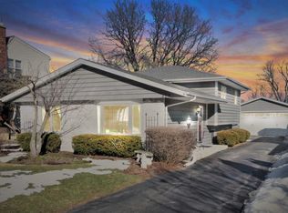 429 Blackhawk Dr, Westmont, IL 60559