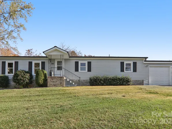 201 Cranbrook Cir, Hendersonville, NC 28792