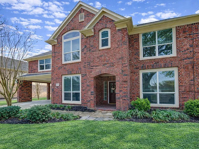 2327 Centerbrook Ln — Photo 2
