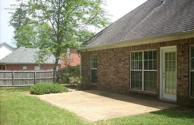 3 bed, 1942 sqft, $2,095 — Photo 2