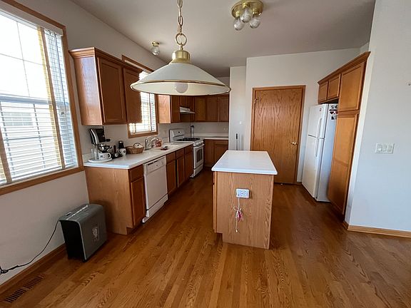 3rd image of 17034 Roosevelt Ave
