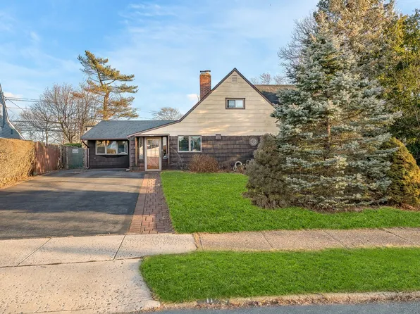 11 Round Lane, Levittown, NY 11756